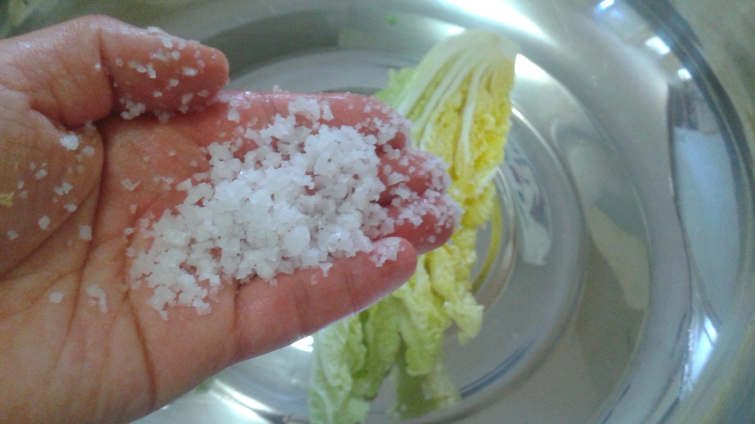 kimchi-sprinkle-salt-to-cabbage